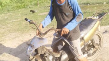 Berikut adalah 10 judul yang relevan untuk artikel tersebut:  1. **Niat Baik Castro Diputarbalik: Hampir Ditombak Rizal Ependi di Tanjung Raja**   2. **Berusaha Melerai KDRT, Castro Malah Diancam Dibunuh dengan Tombak Babi**   3. **Tragedi di Tanjung Raja: Rizal Ependi Ancam Bunuh Warga yang Hendak Menolong**   4. **Kisah Castro: Dari Pahlawan Kemanusiaan Menjadi Korban Ancaman Maut**   5. **Emosi Memuncak, Rizal Ependi Acungkan Tombak Babi ke Warga yang Berniat Baik**   6. **Melerai Keributan Rumah Tangga, Castro Justru Dikejar dengan Tombak**   7. **Niat Melindungi Ibu dan Anak, Castro Malah Jadi Target Rizal Ependi**   8. **Drama Tanjung Raja: Rizal Ependi Ancam Tombak Castro di Tengah Keributan**   9. **Castro Selamat dari Ancaman Tombak Babi Setelah Berusaha Melerai KDRT**   10. **Kekerasan dan Ancaman di Tanjung Raja: Castro Lolos dari Amukan Rizal Ependi**    Judul-judul tersebut mencerminkan ketegangan peristiwa dan memberikan gambaran menarik bagi pembaca.